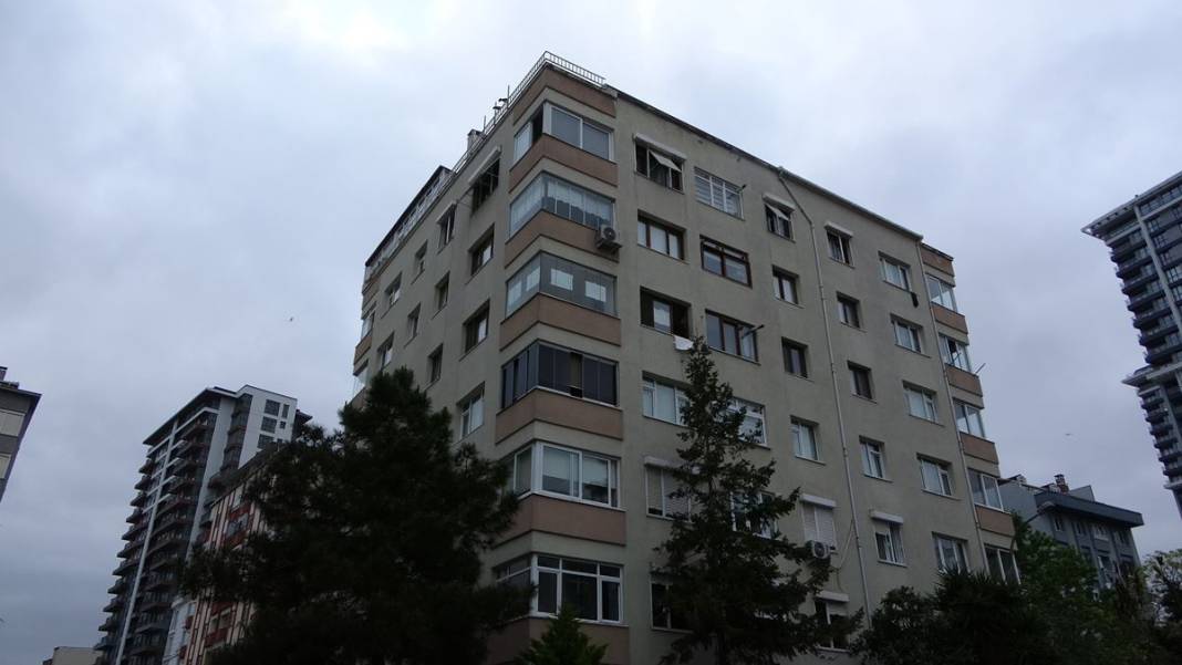 Balkondaki esrarengiz yazıların sırrı ortaya çıktı! Ev sahibi ile kiracı arasındaki anlaşmazlık bunu yaptırdı 4